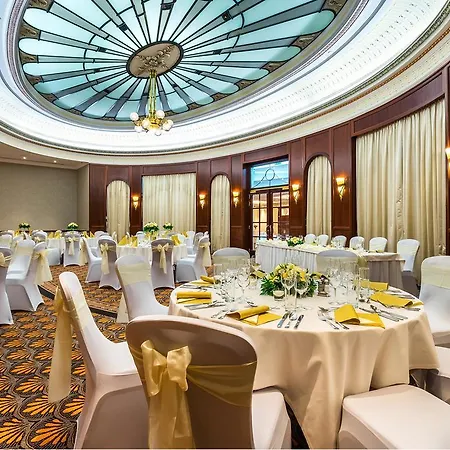 Radisson Blu Carlton Hotel, Hotell