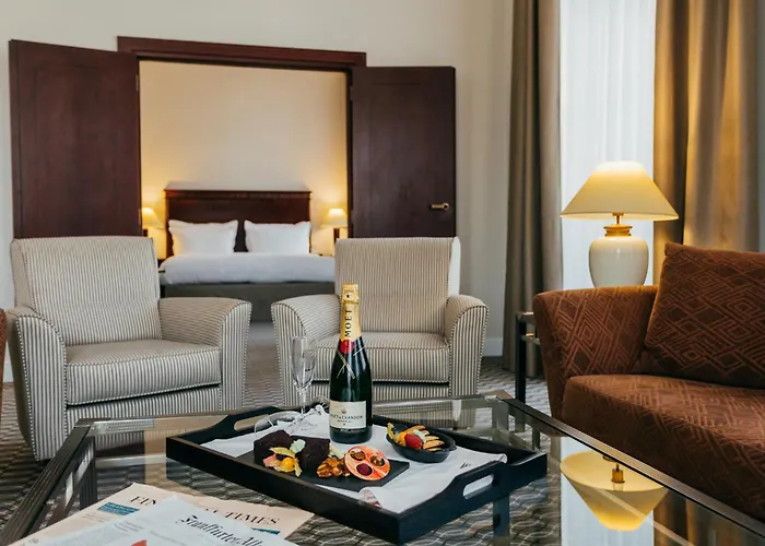 Radisson Blu Carlton Hotel, Hotel