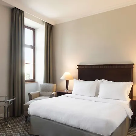 Radisson Blu Carlton Hotel, Hotel