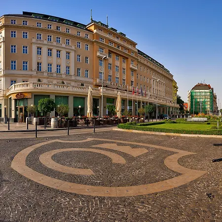 Radisson Blu Carlton Hotel, Hotel Bratislava